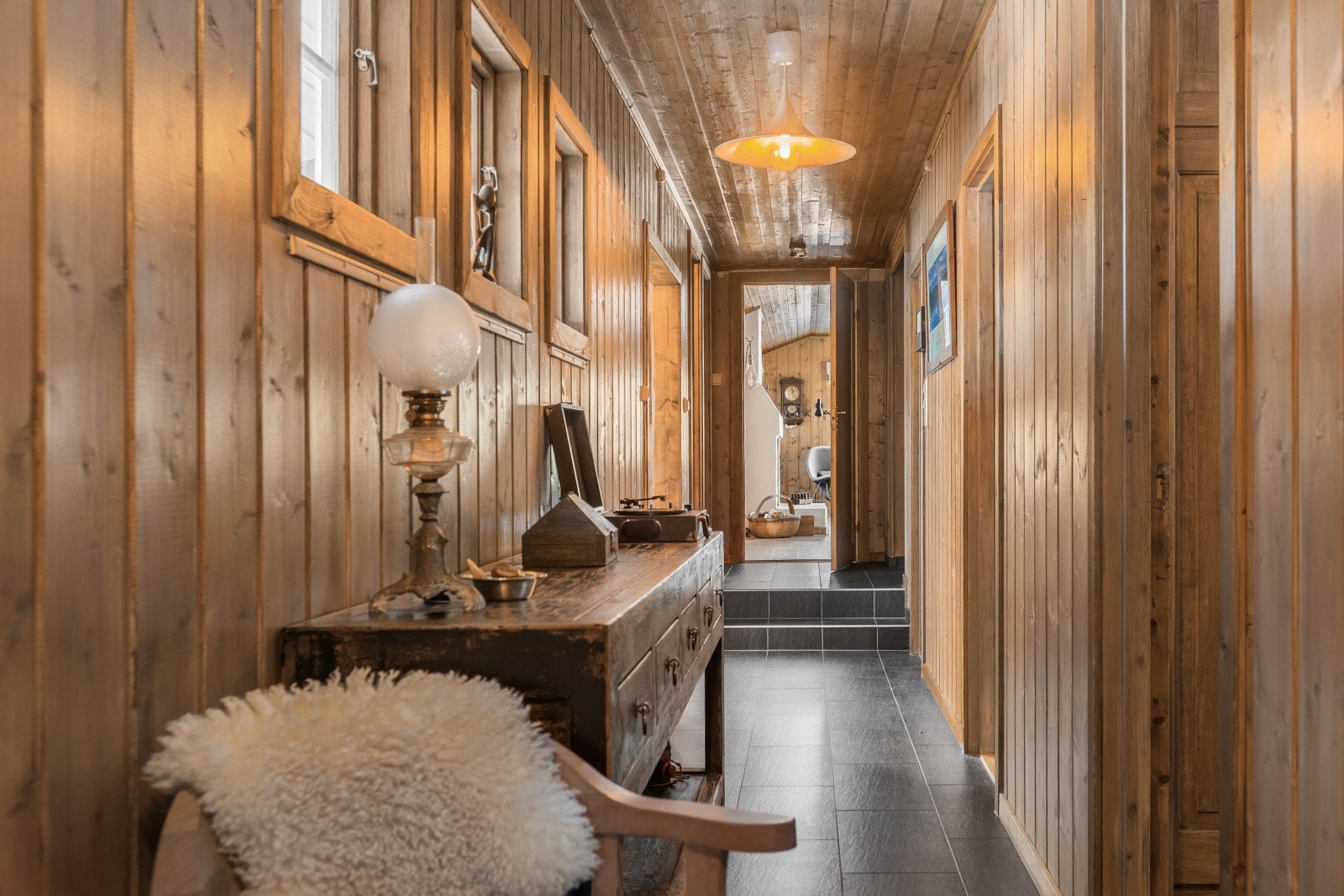 Gang fra stuen til bl.a. soverom og bad. Galleribilde