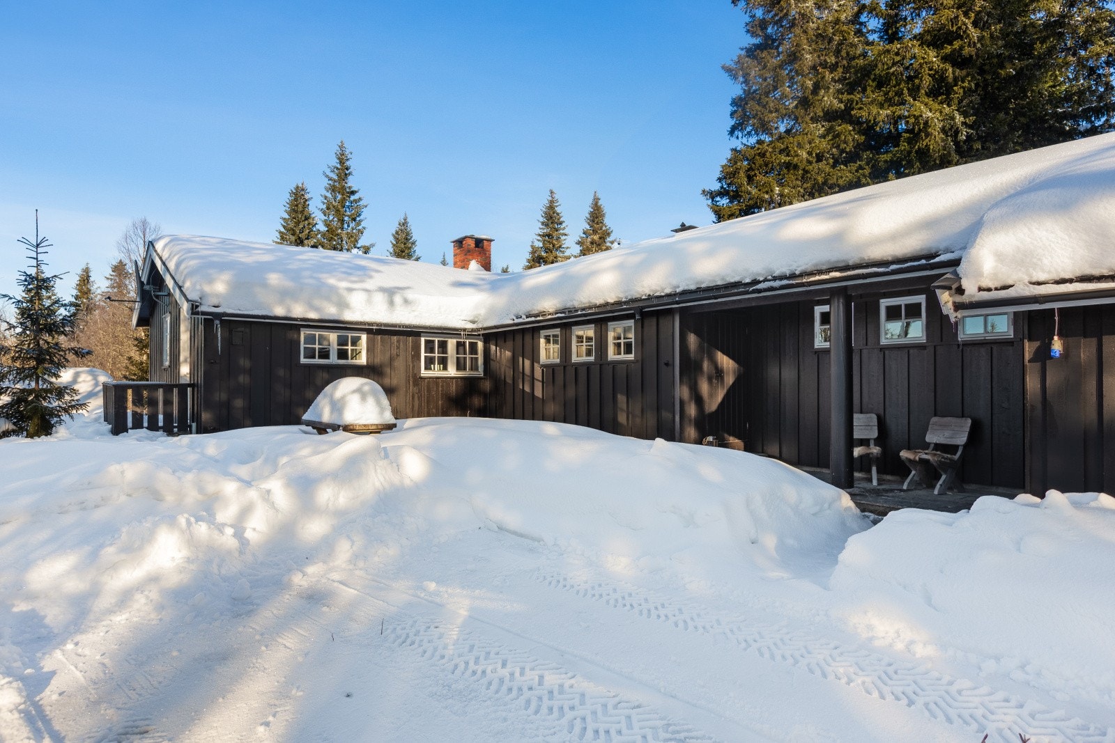 Fritidseiendommen gir et godt førsteinntrykk med parkering like utenfor døren. Det er strømuttak på hyttevegg. Galleribilde