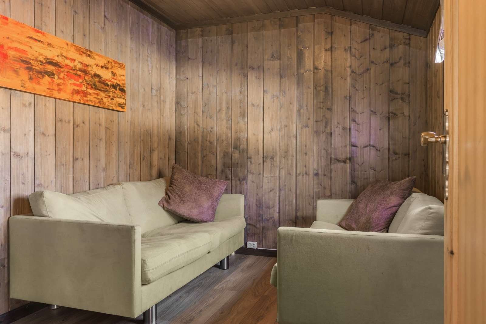 Innenfor stua er det et rom som i dag er innredet som en ekstra stue. Dette rommet er opprinnelig godkjent som bad. Galleribilde