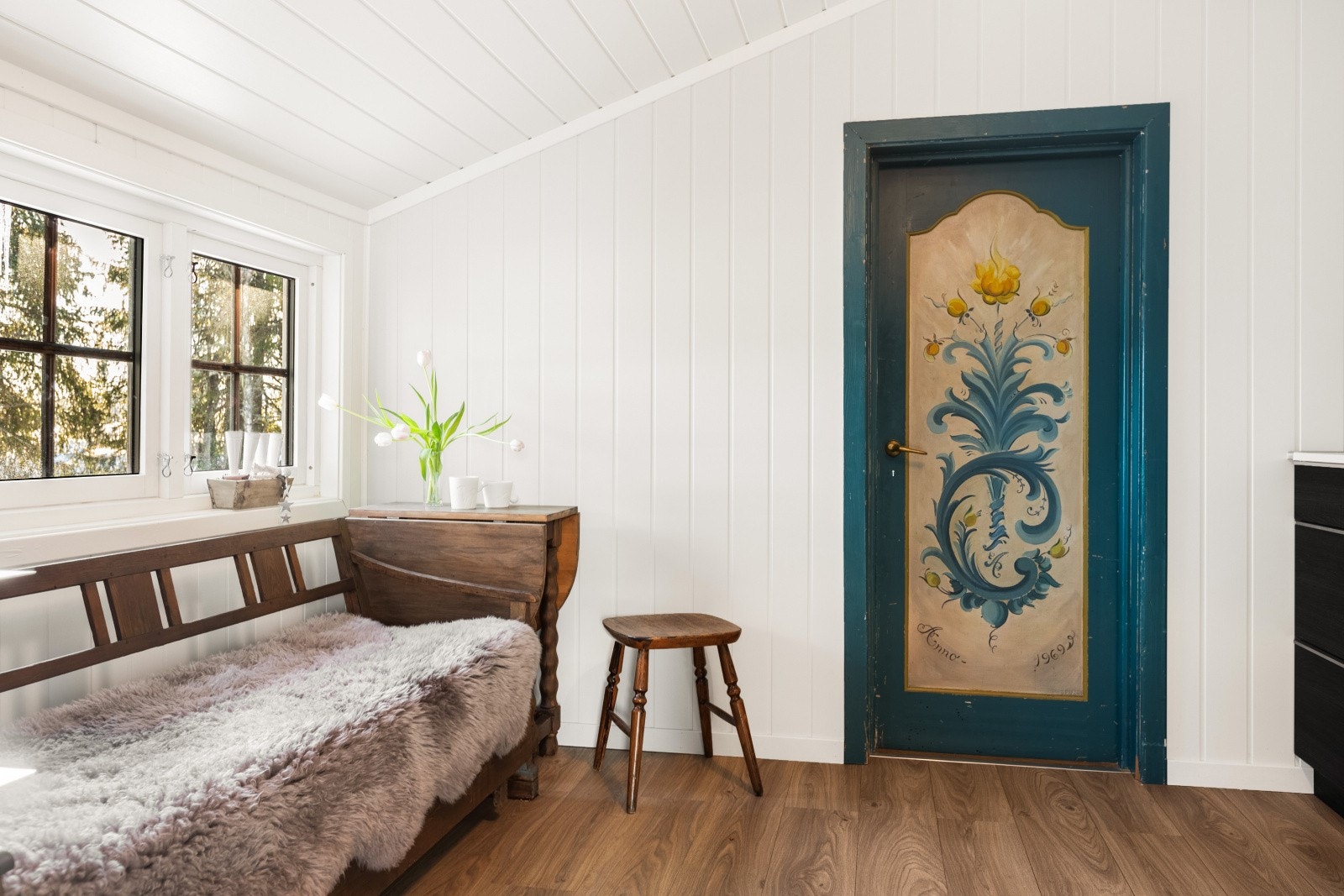 Fra kjøkkenet har man direkte tilgang til en gang med bi-inngang og ett soverom. Galleribilde