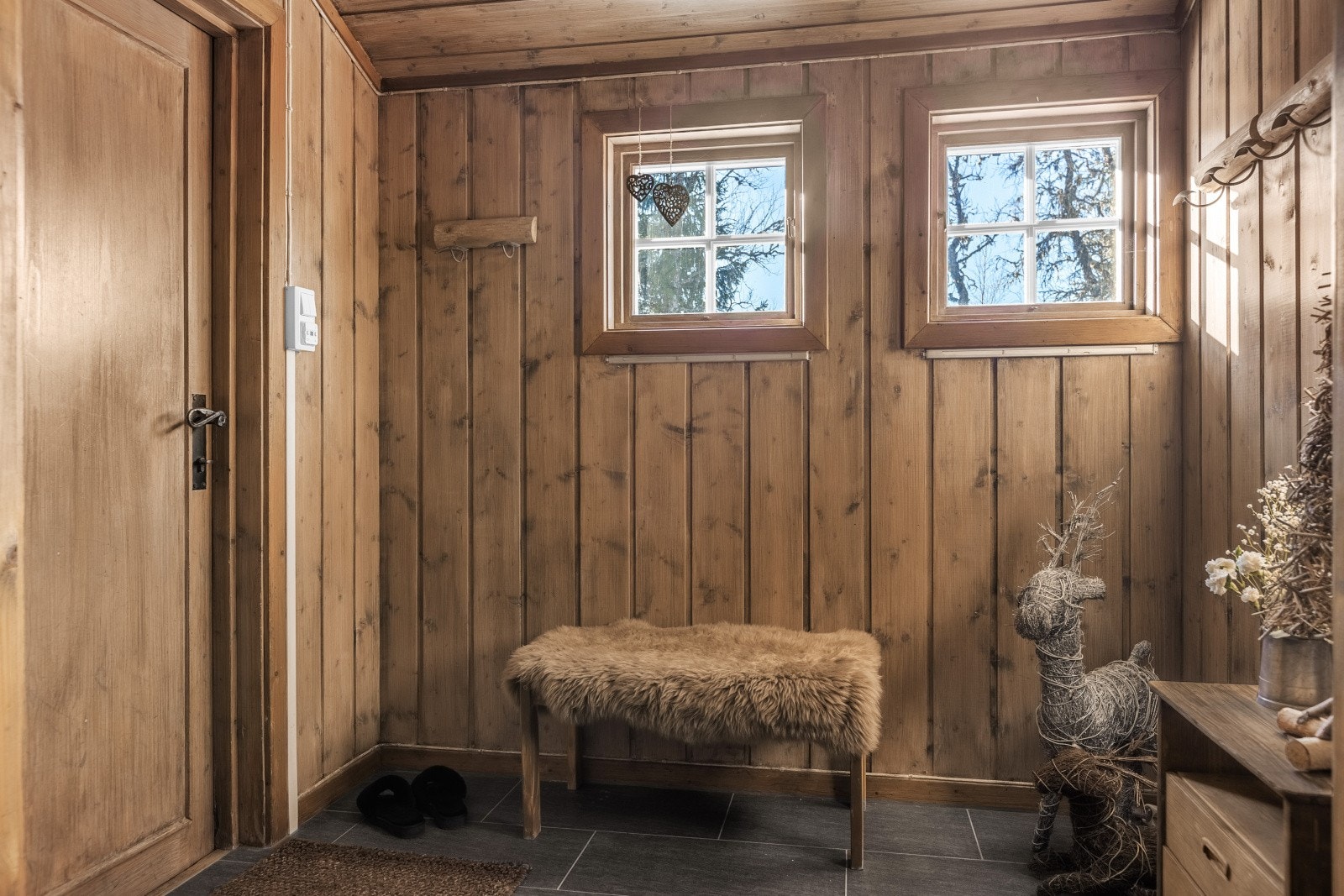 Hytta har tre separate innganger. Denne brukes som hovedinngang. Galleribilde