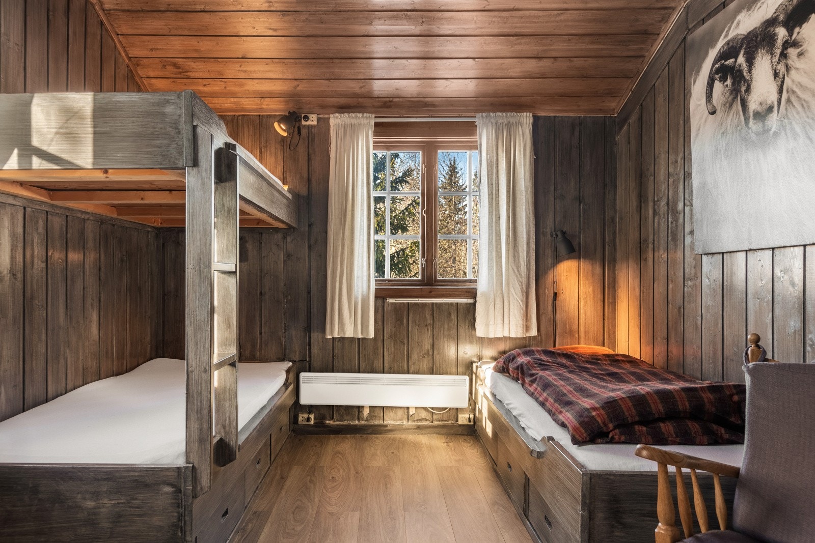 Hytta byr på rikelig med soverom - dette soverommet er innredet med dobbeltseng og enkeltseng. Galleribilde
