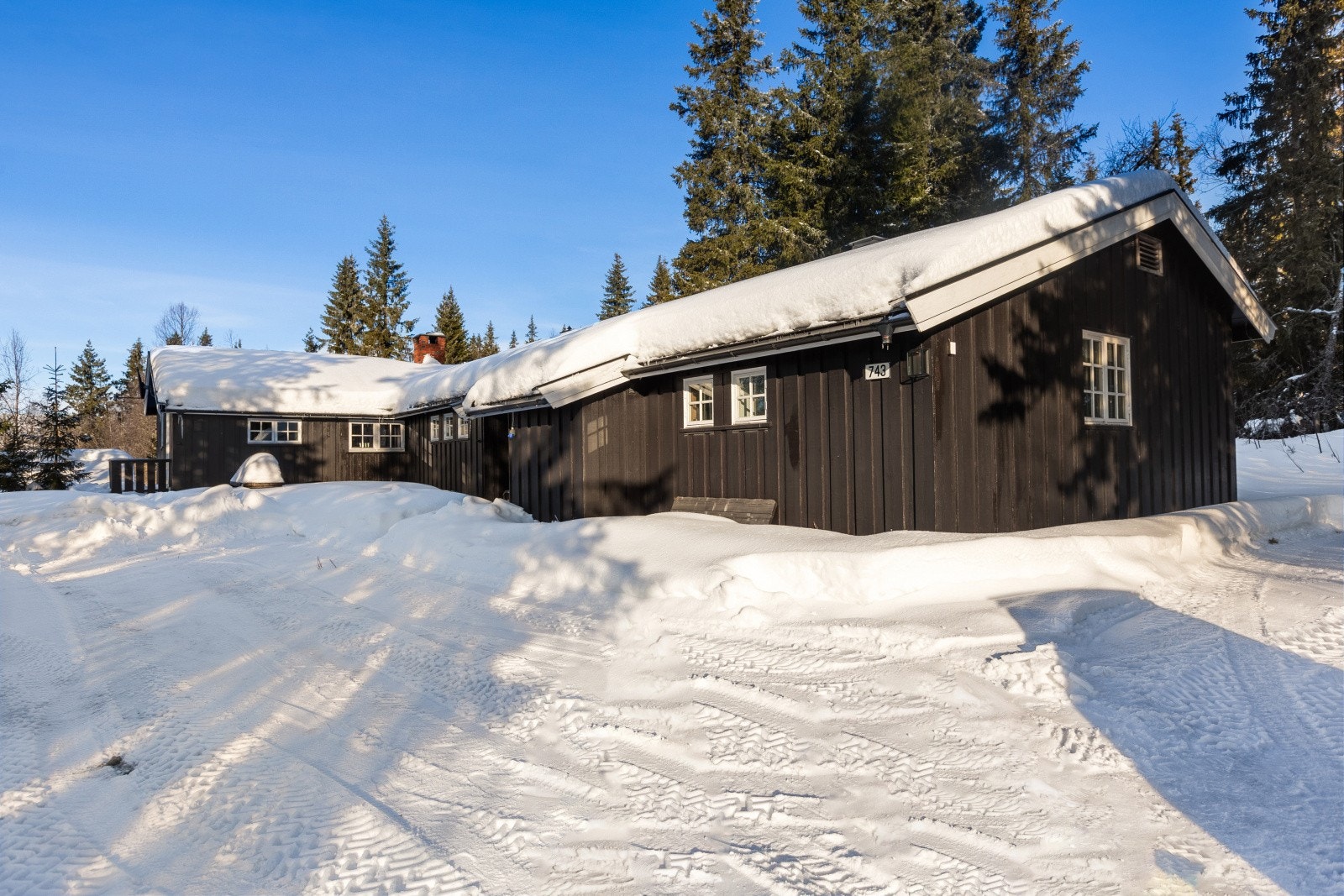 Her får du gangavstand til alt du trenger for et hyggelig opphold på fjellet, som langrennsspor, alpinbakke, matbutikk og mer. Galleribilde