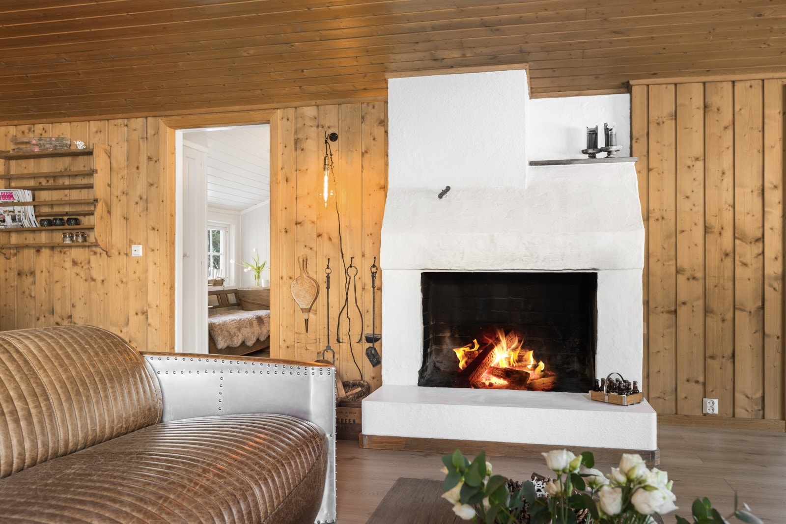 Stuen har en flott og solid peis som gir god varme etter en lang dag ute i skiløypa. Galleribilde