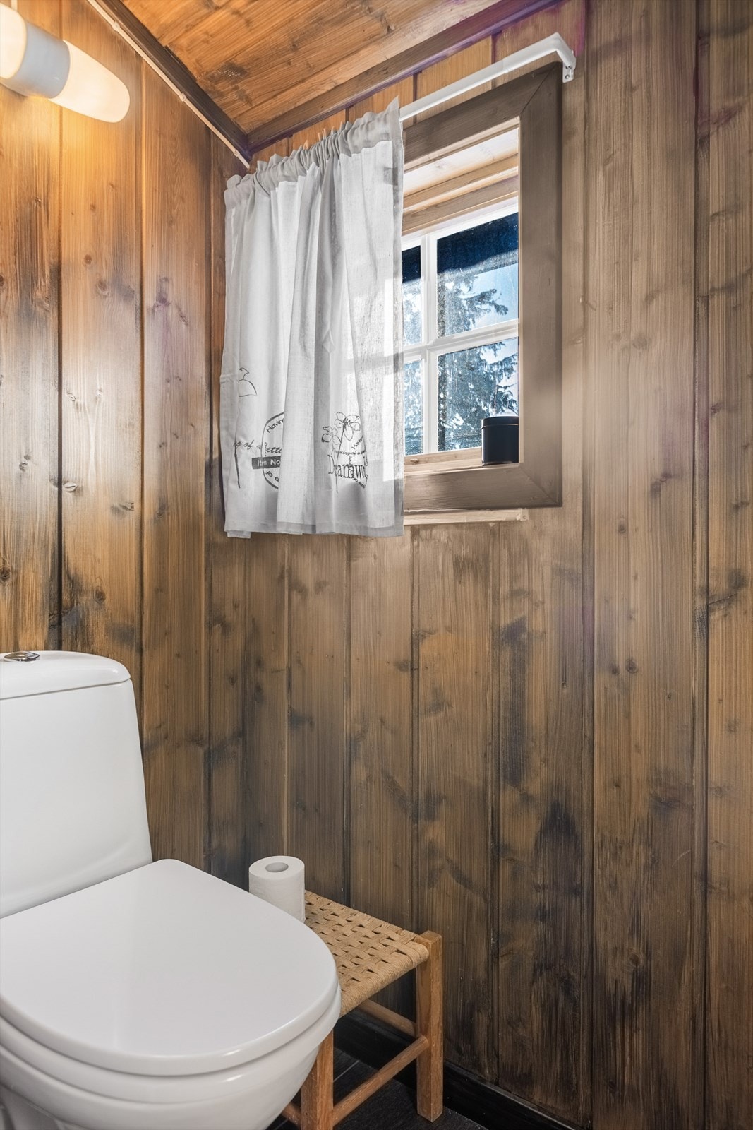 Begge toalettrommene har gulvmontert toalett. Galleribilde