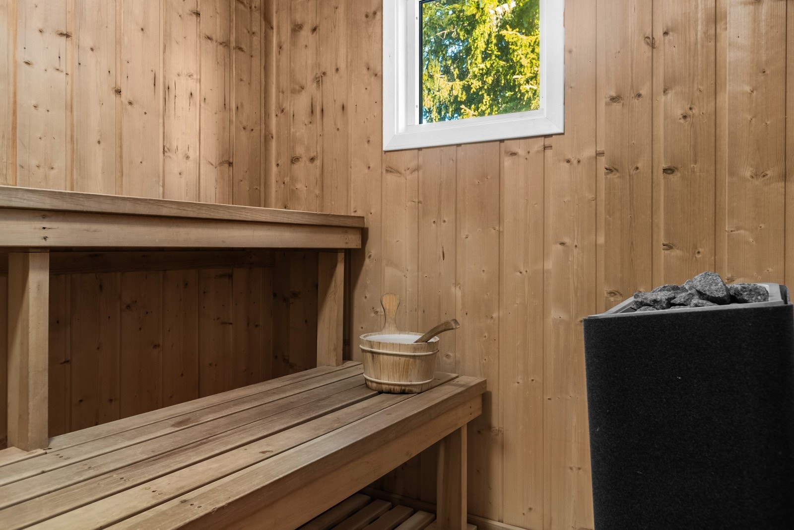 I tilknytning til badet er det en badstue med plassbygd innredning og badstuovn. Galleribilde