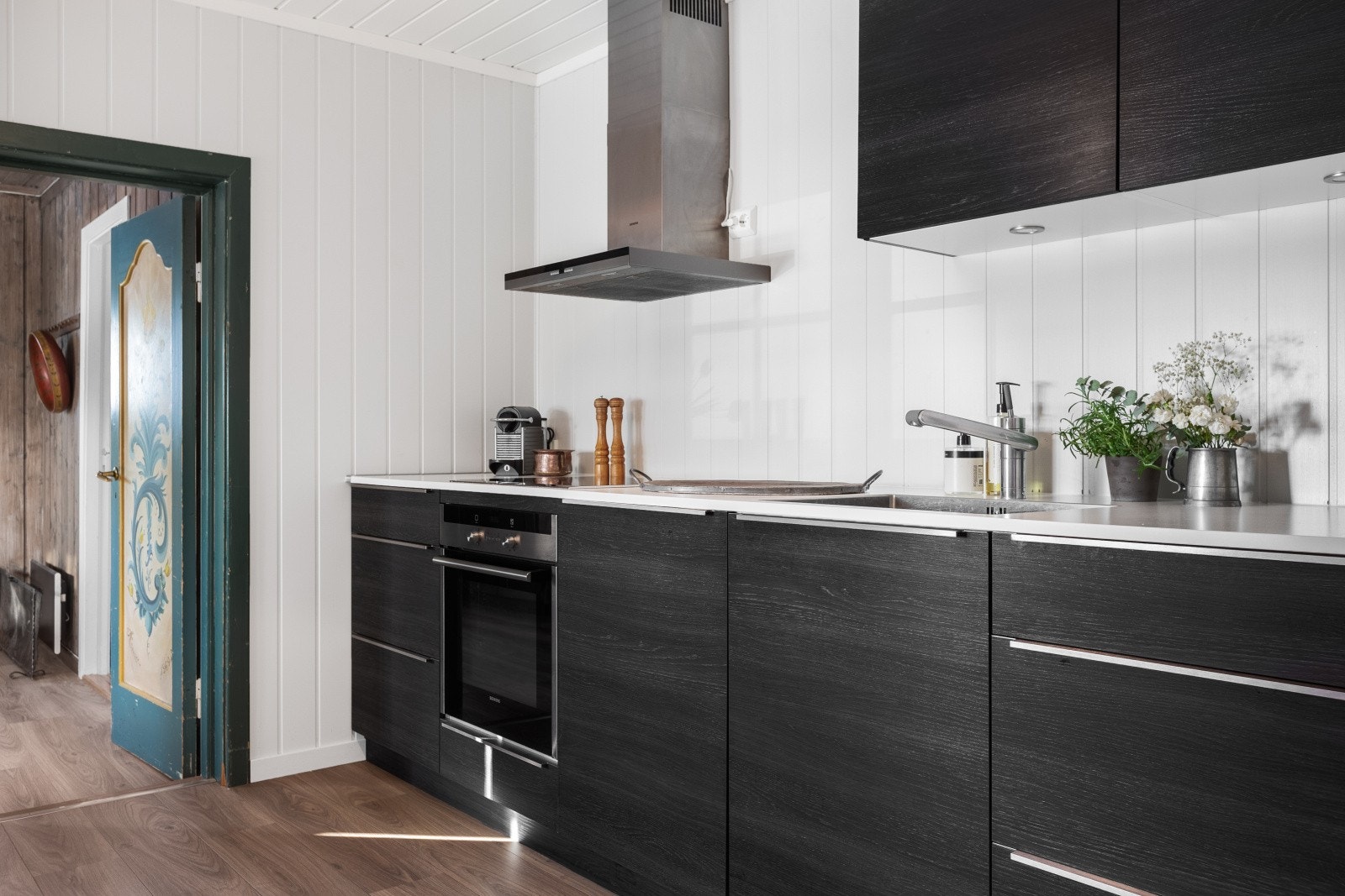 Kjøkkenet er oppgradert i nyere tid og fremstår lyst og pent med god komfort. Galleribilde