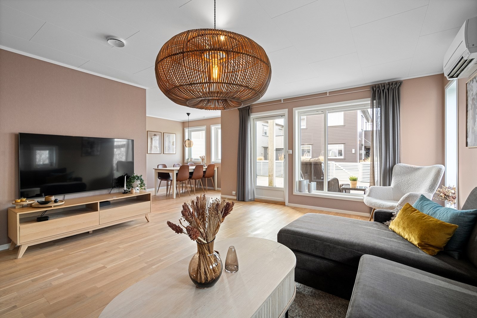 I leiligheten er det parkett på de fleste gulv og malte overflater på vegg. Stue og kjøkken er malt opp i moderne og flotte farger. Galleribilde