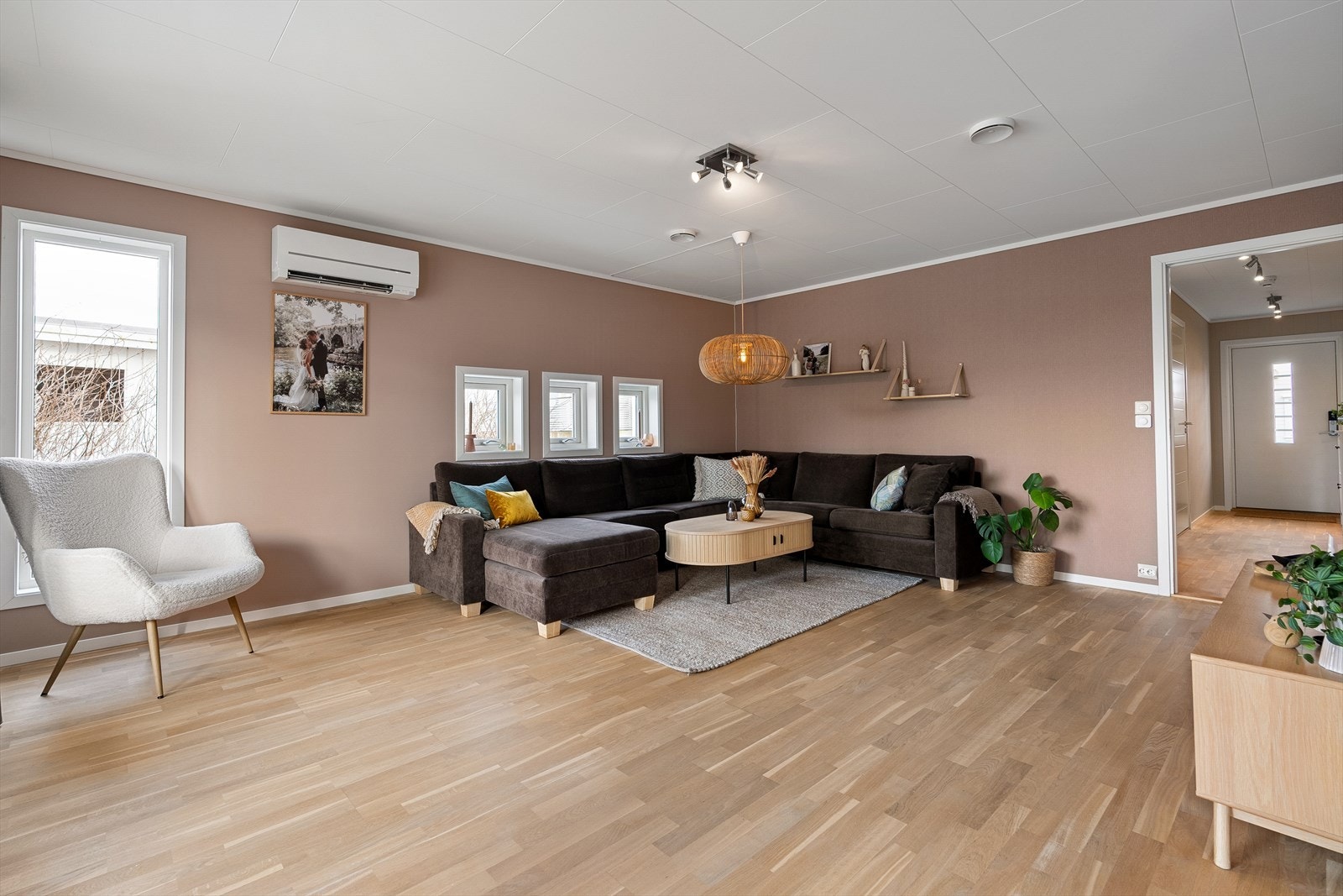 Leiligheten er på et hjørne, og da får du ekstra med vindusplass - Noe som gir rommet rikelig med dagslys. Galleribilde