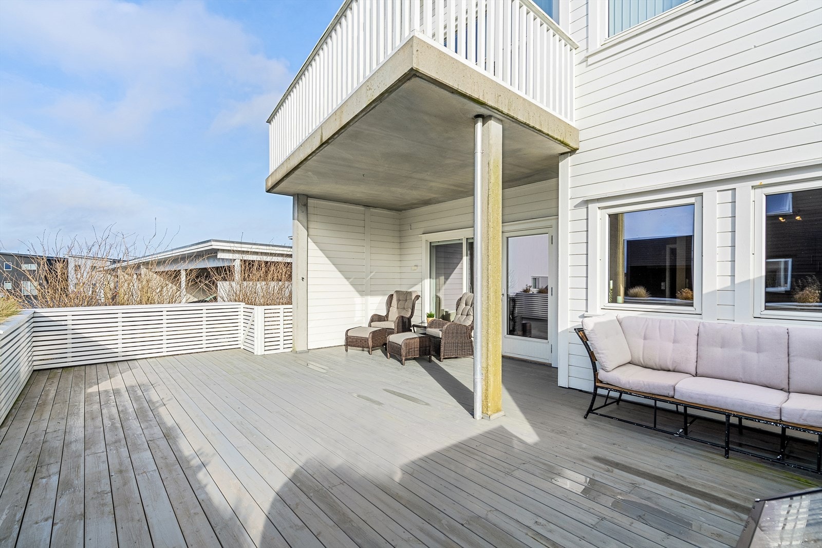 Hjørneleilighet på bakkeplan med stor terrasse. Galleribilde