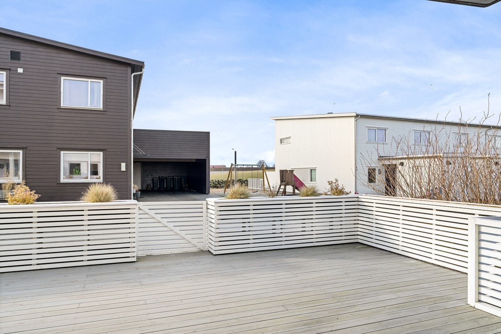 Fra terrasse og stue har du utsikt mot "Hattalndstjødnå" mellom rekken av boliger fremfor. Galleribilde
