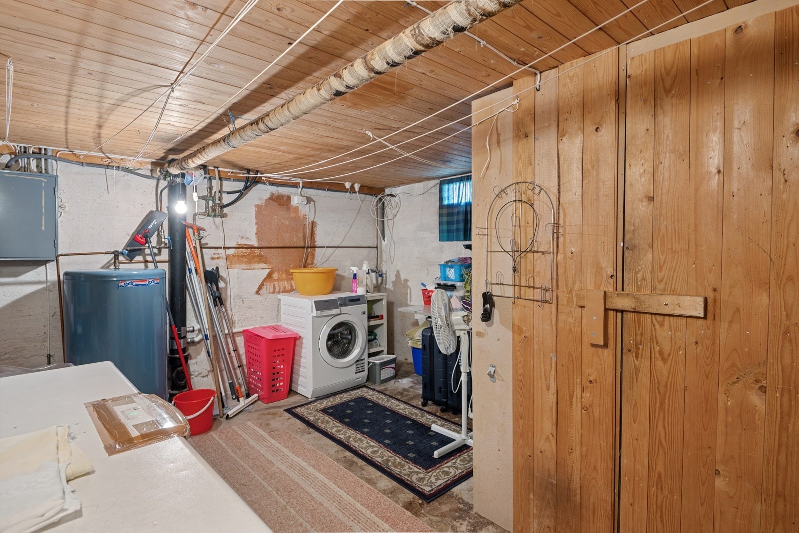 Bod/teknisk rom med opplegg for vaskemaskin Galleribilde