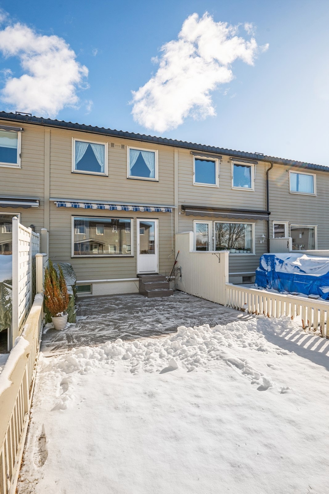 baksiden hav huset med terrasse/hage Galleribilde