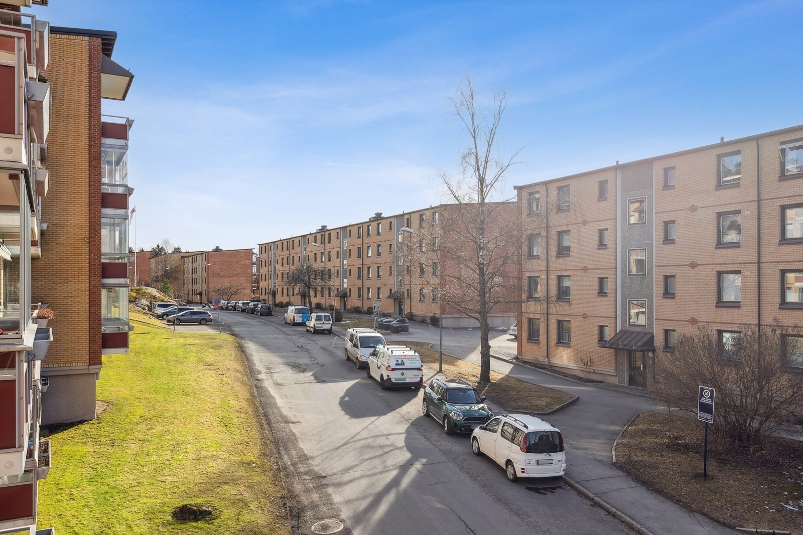 Leiligheten ligger i et sentralt samt rolig boligområde med nærhet til et rikt utvalg av fasiliteter og servicetilbud, t-bane og buss. Galleribilde