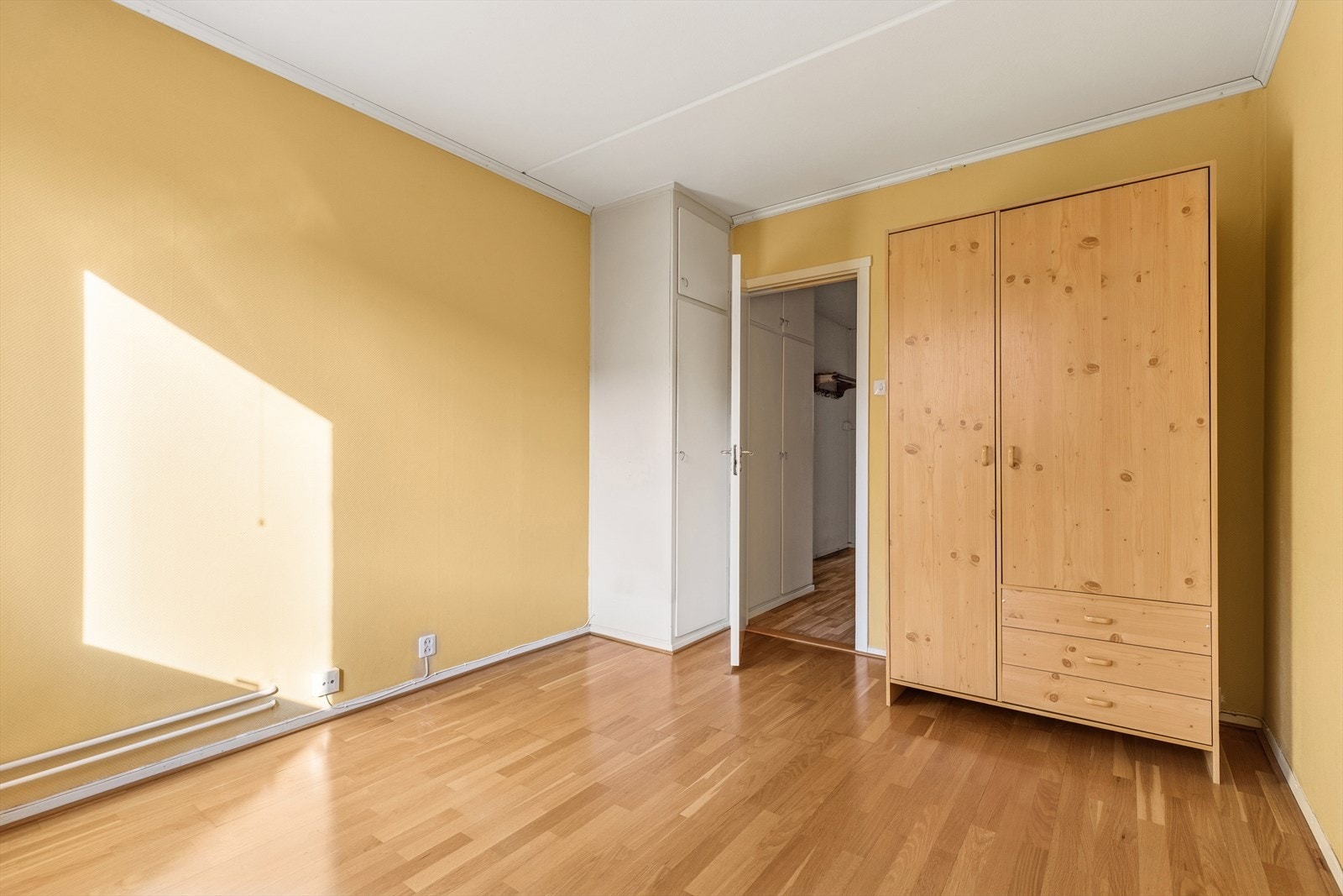 Det er god plass til stor seng, nattbord og annet ønskelig møblement. Soverommet har et plassbygd garderobeskap med glatte fronter. Frittstående skap medfølger handelen. Galleribilde