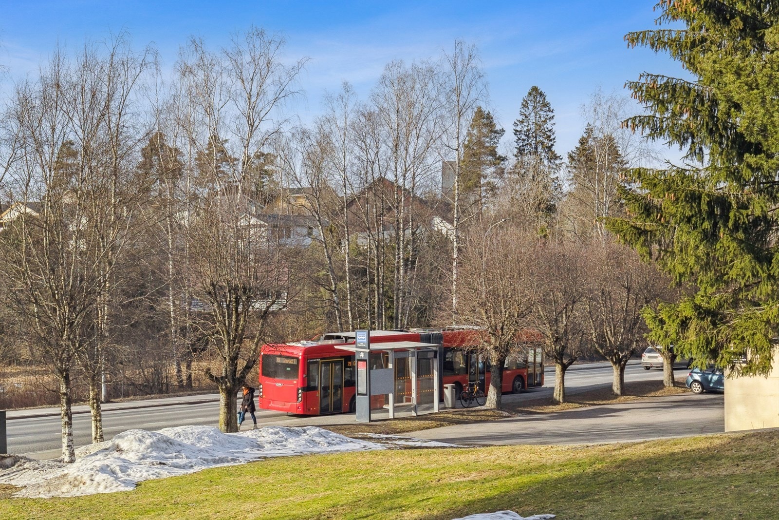 Kun 2 min til busstopp, her går linje 58, 76, 79, 3N, 61B og FB10 (flybuss til Oslo lufthavn). Galleribilde