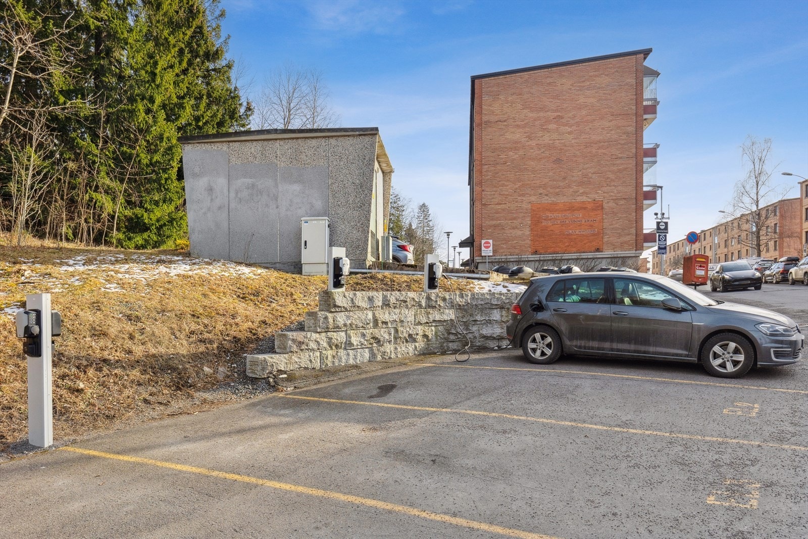 Gateparkering etter gjeldene regler. Borettslaget har per idag to ladestasjoner for lading av el-biler plassert ved trafostasjonen vis á vis Olav Nygards veg 11. Galleribilde