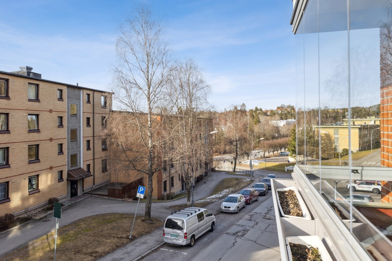 Leiligheten har en fin plassering i borettslaget med utsyn mot vest, tilbaketrukket fra veien. Galleribilde