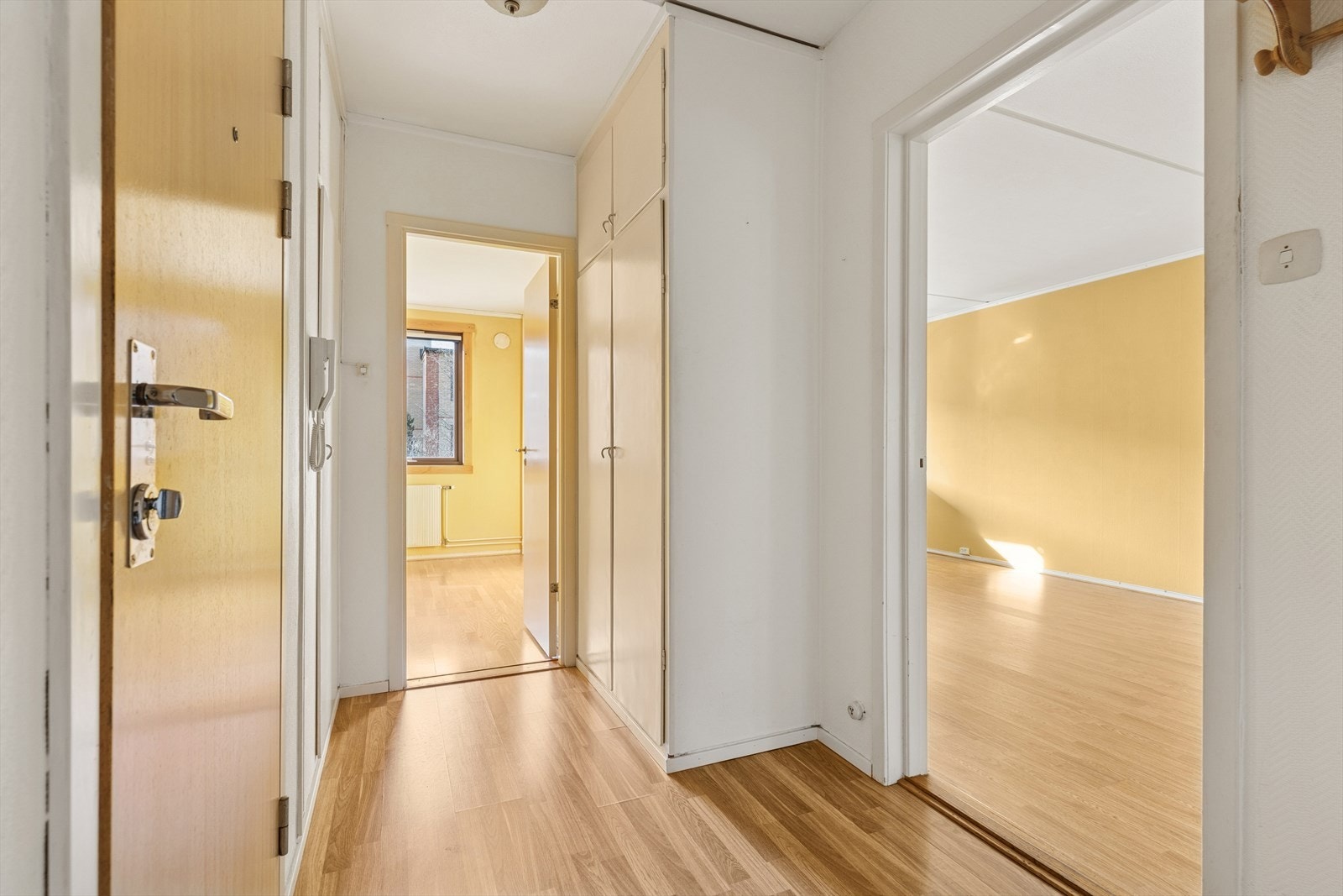 Entréen har et plassbygd garderobeskap med glatte fronter. Ytterligere oppbevaringsplass i et praktisk kott. Galleribilde