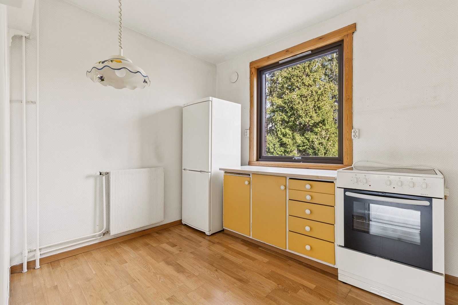 Innredningen har glatte fronter og benkeplate i laminat med nedfelt kum i rustfritt stål. Galleribilde