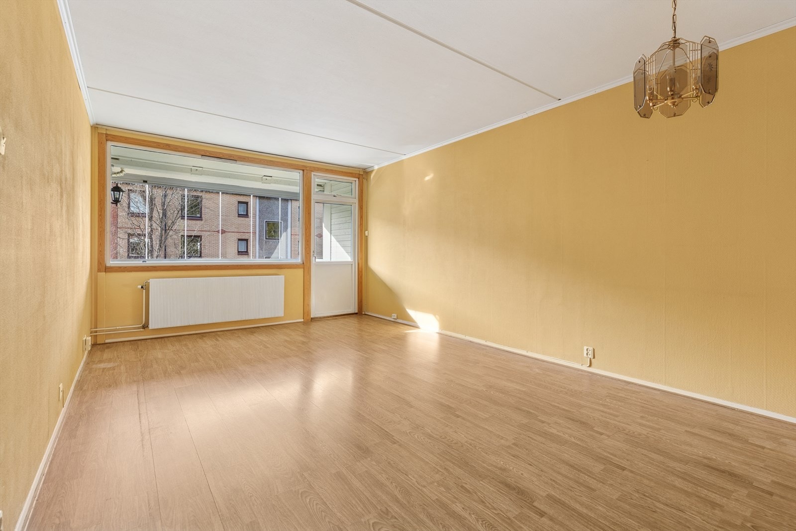 De store vindusflatene, sammen med balkongdøren, sørger for rikelig med naturlig lys og en luftig romfølelse. Galleribilde