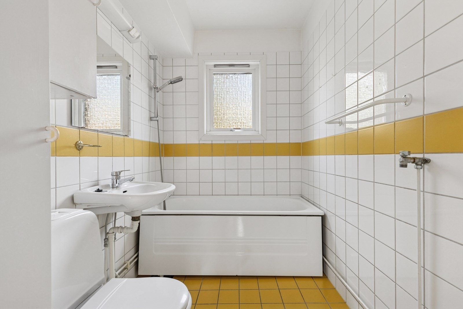 Eldre baderom med behagelig gulvvarme. Rommet har opplegg for vaskemaskin. Gratis fellesvaskeri i blokken. Galleribilde