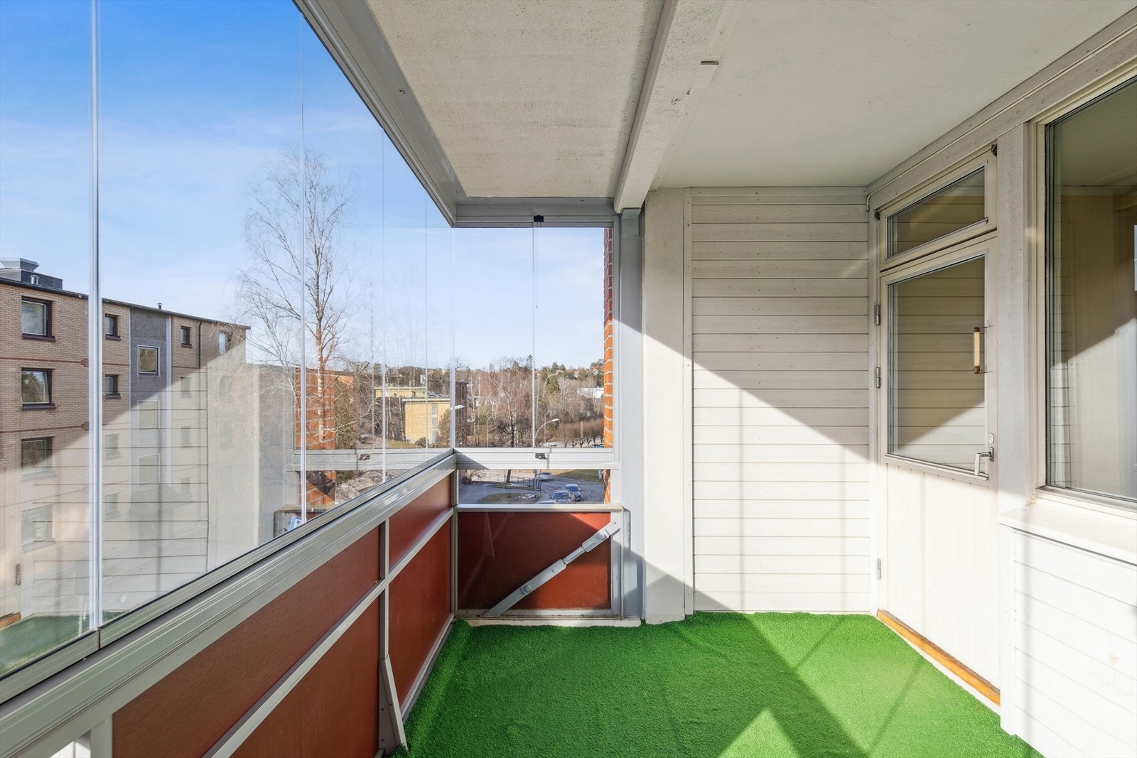 Balkongen er overbygd, så her kan man sitte tørt selv om sommerregnet skulle komme. Glasset kan skyves til siden, når det er ønskelig å nyte alle av værets elementer. Galleribilde