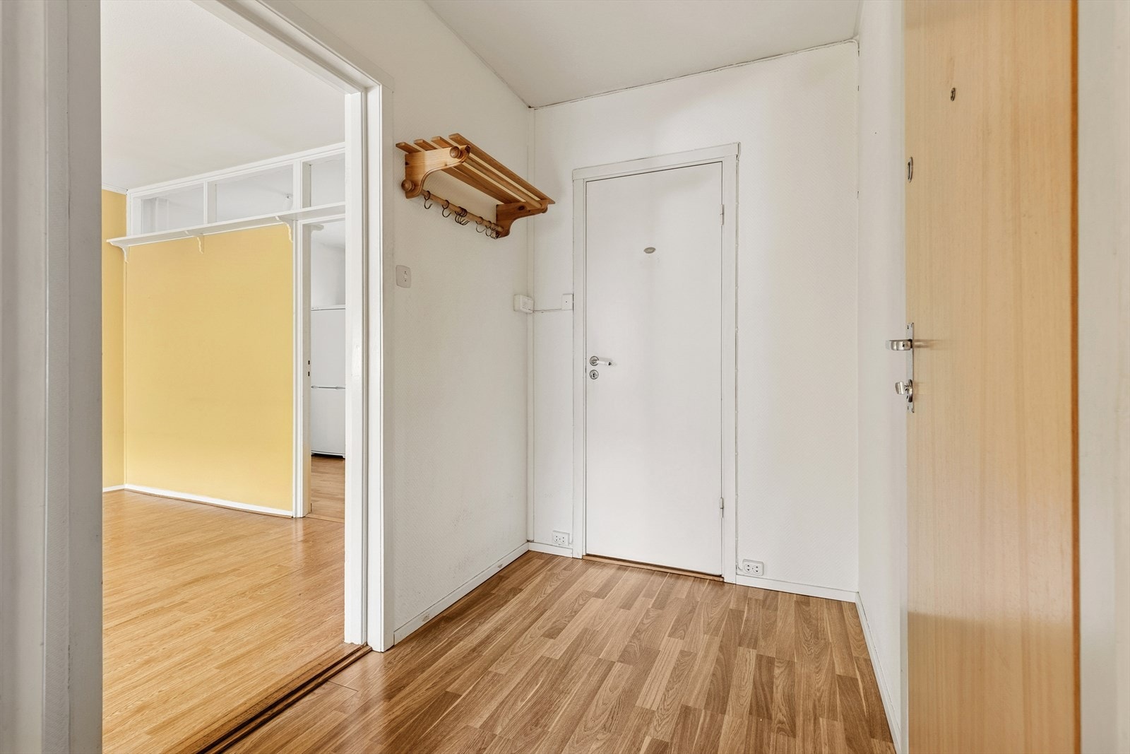 Romslig entré med plass til å henge fra seg yttertøy og sette fra seg sko. Entrédør i brannklasse B-30 med 35 desibel lydmotstand. Galleribilde