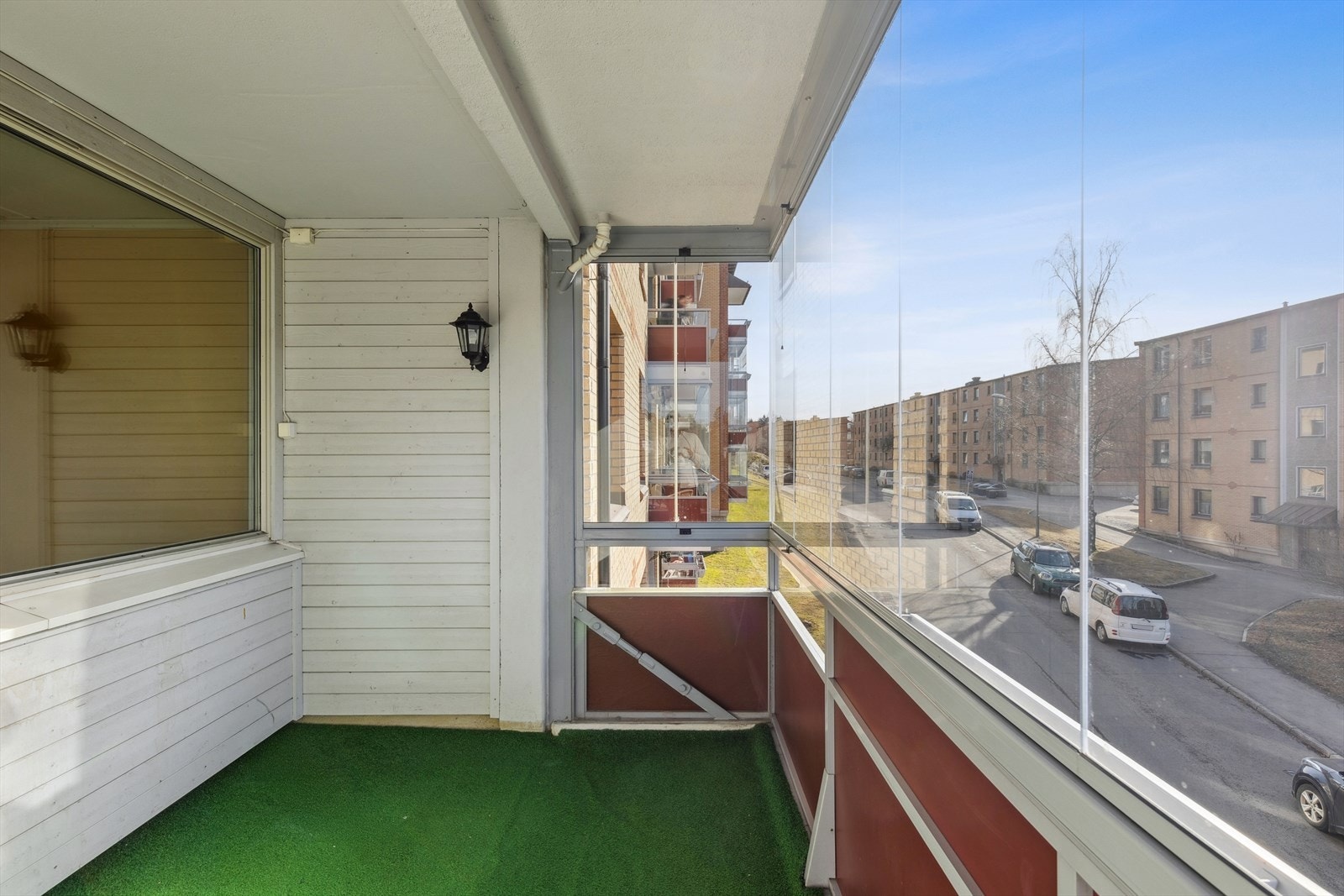 Fra stuen er det utgang til en solrik balkong på 8 m². Det er god plass til en sittegruppe slik at de gode solforholdene kan nytes i god ro. Galleribilde