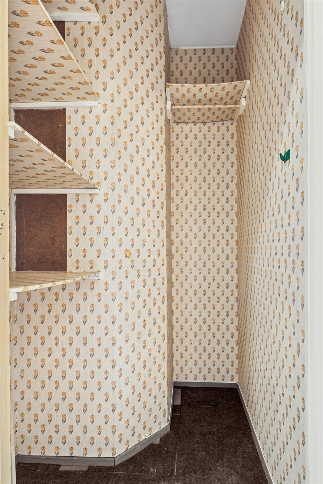 Godt med oppbevaringsmuligheter med innbygde skap og kott i leiligheten, samt at leiligheten disponerer i tillegg en bod i kjelleren på ca. 3 m². Galleribilde