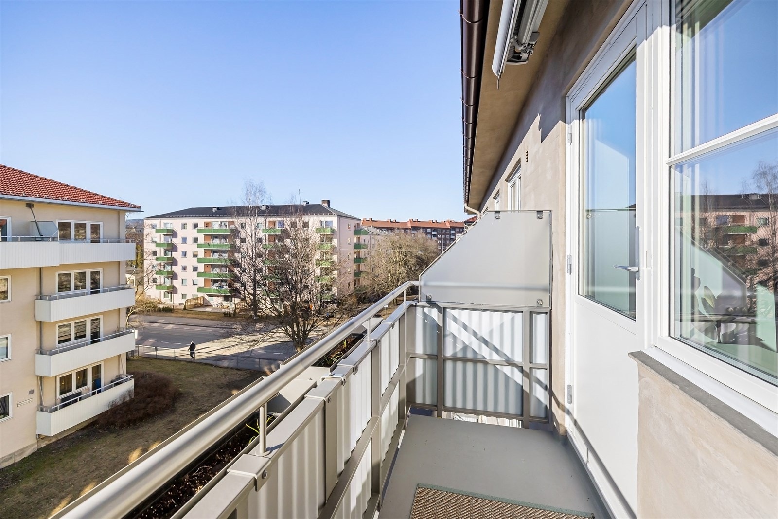 På sommerstid fungerer balkongen som en flott forlengelse av stuen, og det er god plass til ønskelig møblement Galleribilde