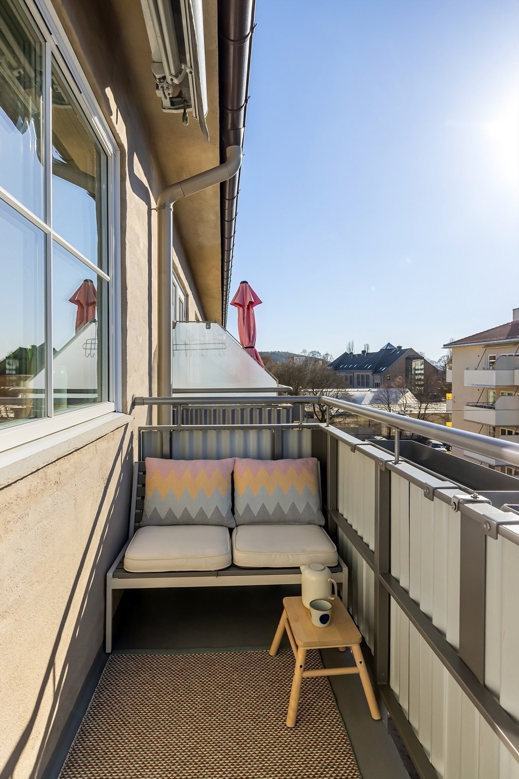 Utenfor stuen finner du en vestvendt og solfylt balkong på ca. 4 kvm Galleribilde