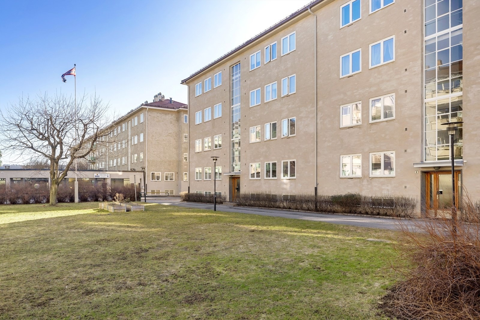 Området tilbyr en sjelden kombinasjon av livlig byliv og rolige, grønne omgivelser - perfekt for deg som ønsker det beste av begge verdener Galleribilde