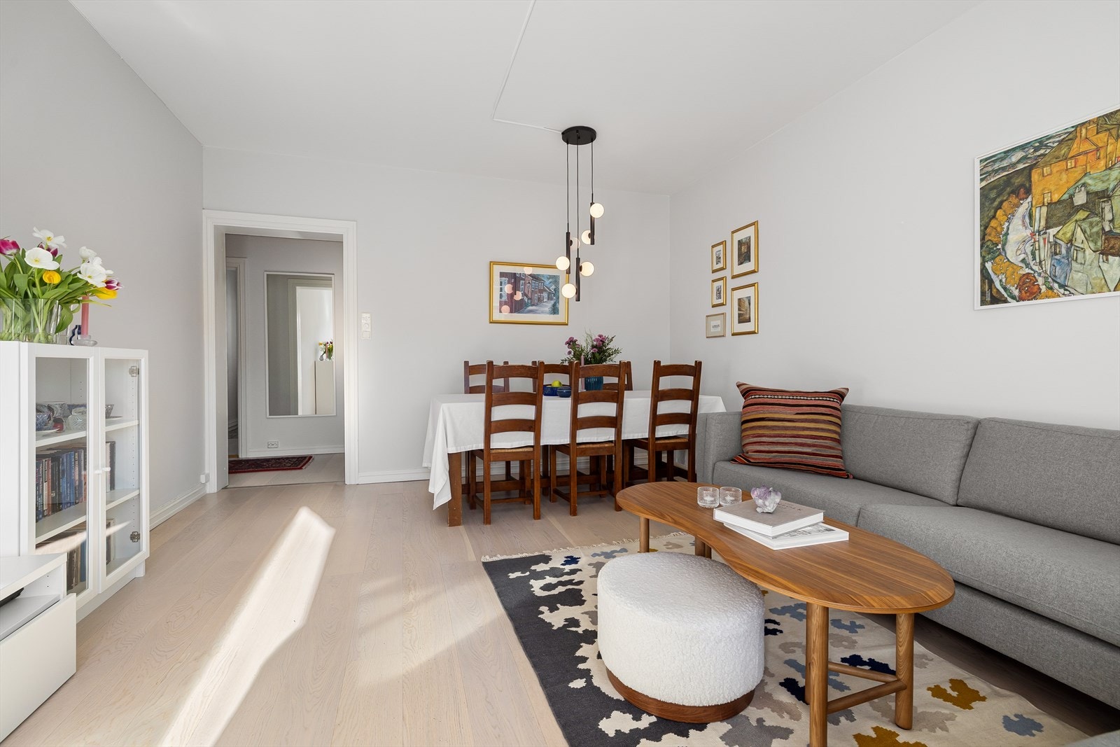 Luftig stue med moderne overflater Galleribilde