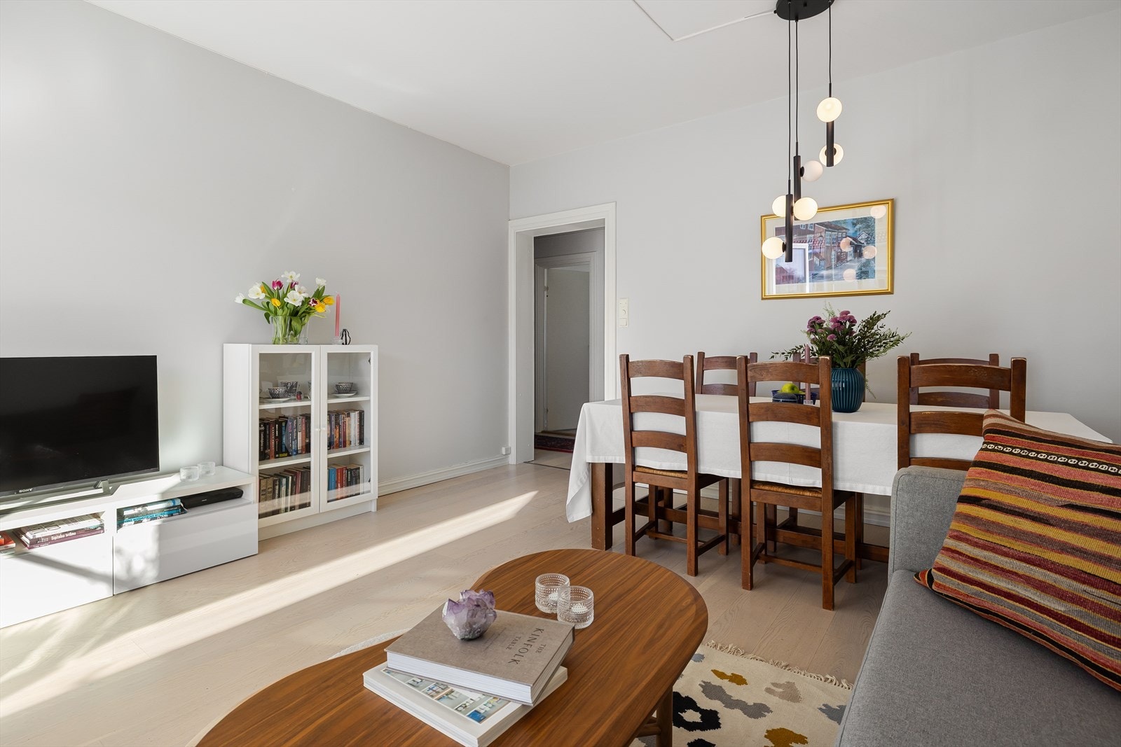 Dette er en lys, gjennomgående og tiltalende 3-roms, beliggende i 4. etasje på populære Sofienberg Galleribilde