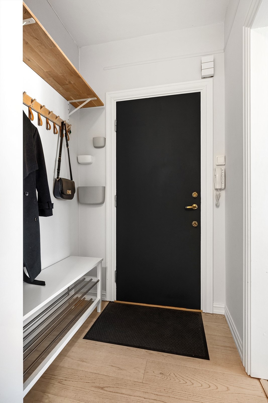 Praktisk og sentrert entré med adkomst til alle boligens rom Galleribilde