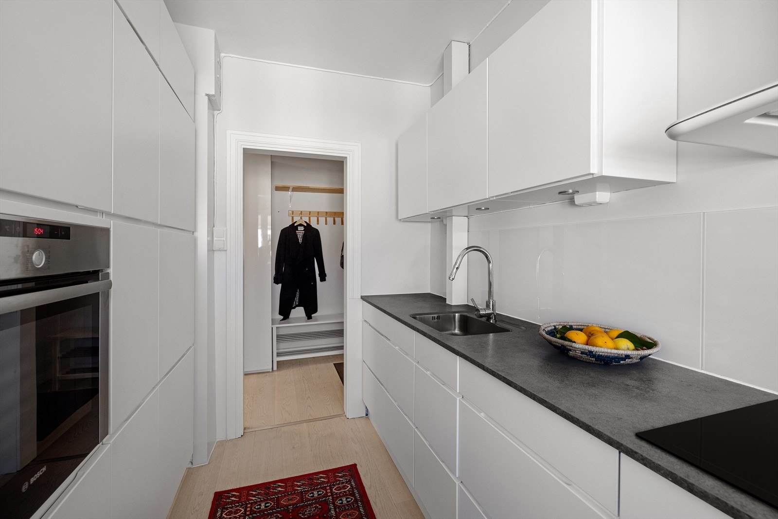 Leiligheten har et moderne og separat kjøkken, tilbaketrukket fra stuesonen Galleribilde