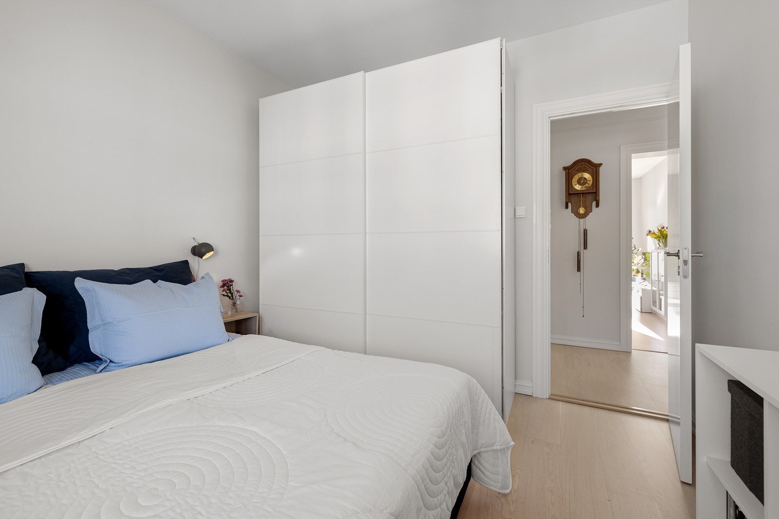 Romslig soverom med god plass til dobbeltseng, garderobeskap og nattbord Galleribilde