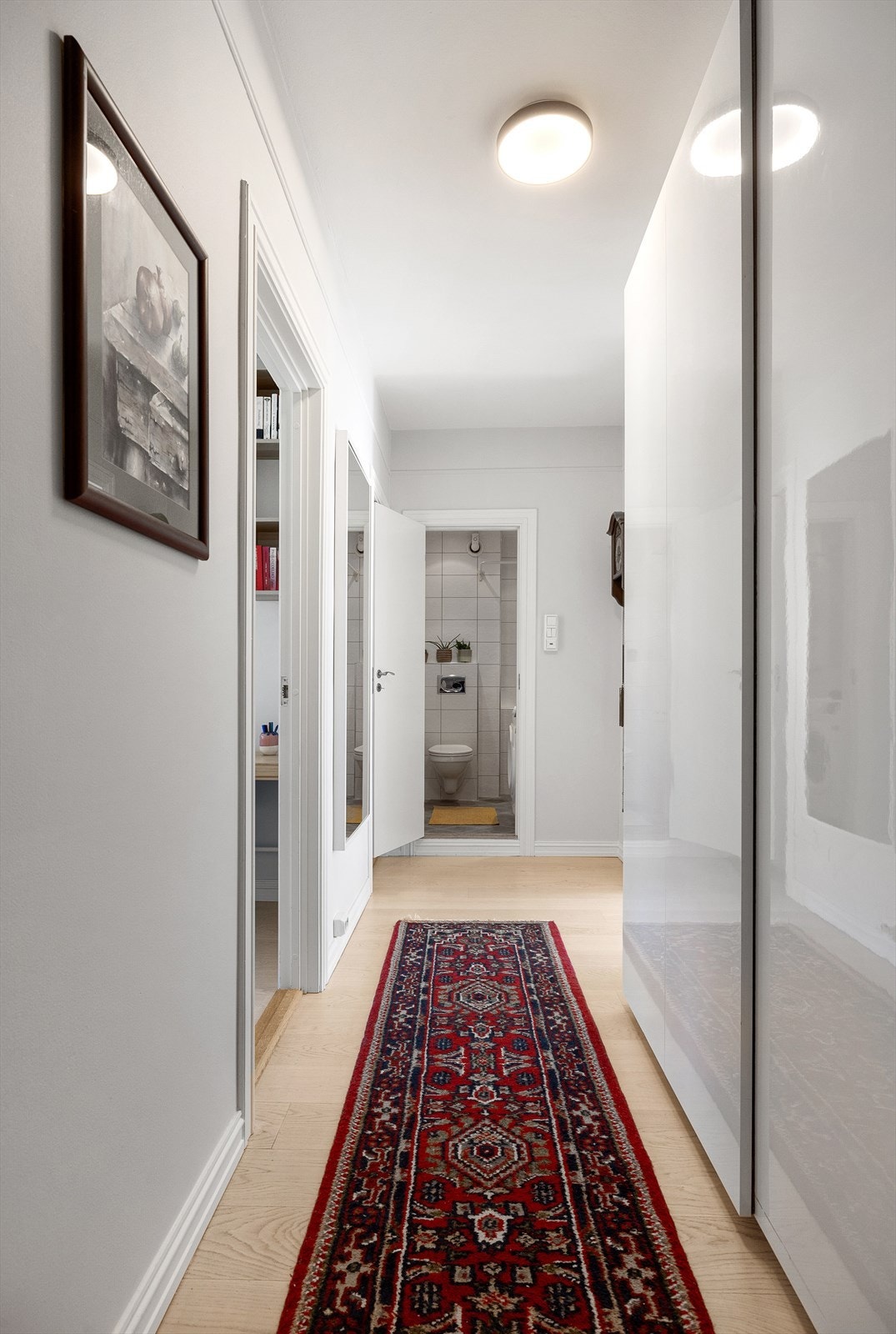 Entrèen er utstyrt med en stor skyvedørsgarderobe Galleribilde