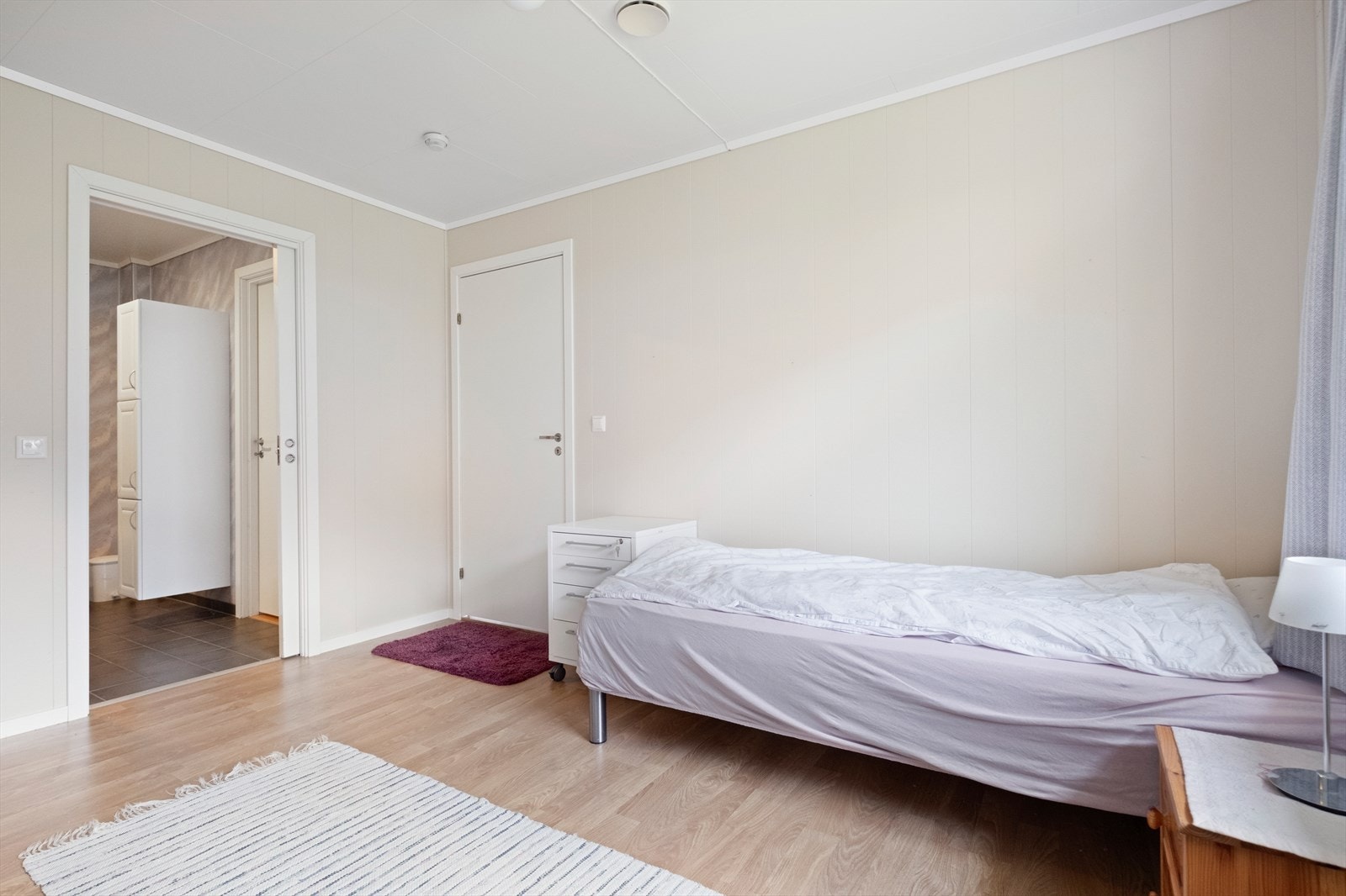 Her er det god plass til dobbeltseng, garderobeskap og skrivebord. Galleribilde