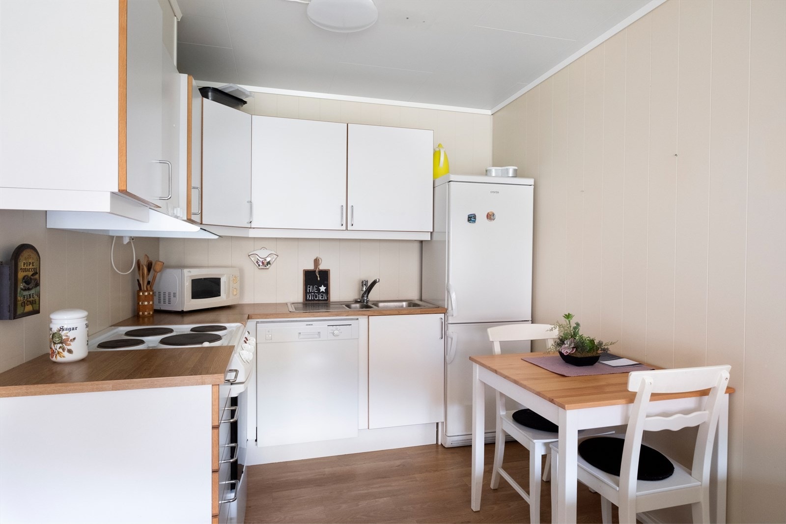 Tidløst kjøkken med hvite glatte fronter. Galleribilde