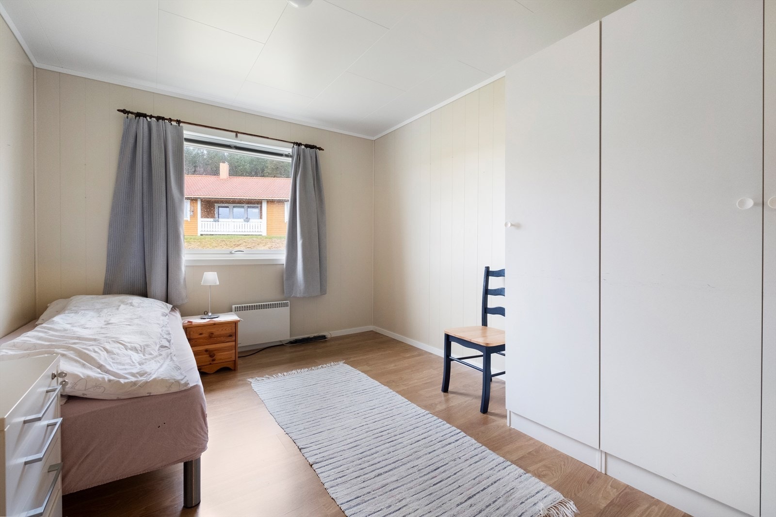 Lyst og romslig soverom. Galleribilde