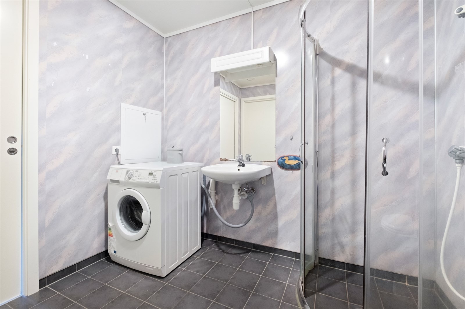 Rommet har innredning med servant, WC og dusjhjørne med
glassdører samt opplegg for vaskemaskin. Vaskemaskin medfølger. Galleribilde