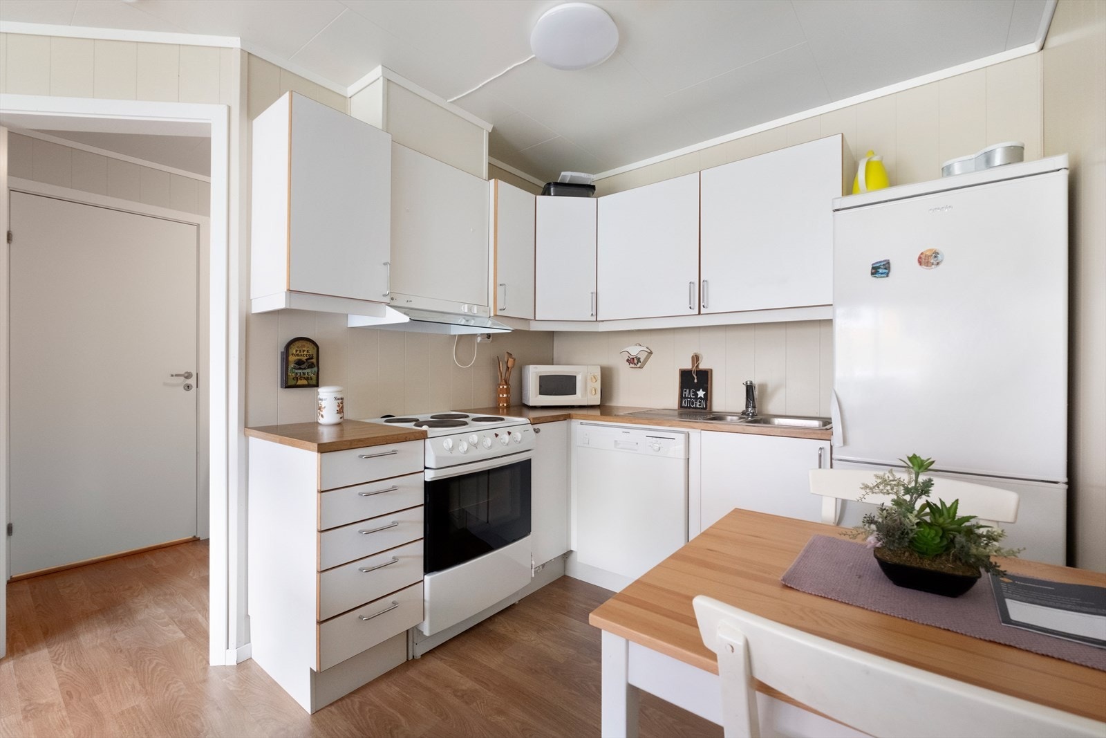 Plass til spisebord på kjøkken. Galleribilde