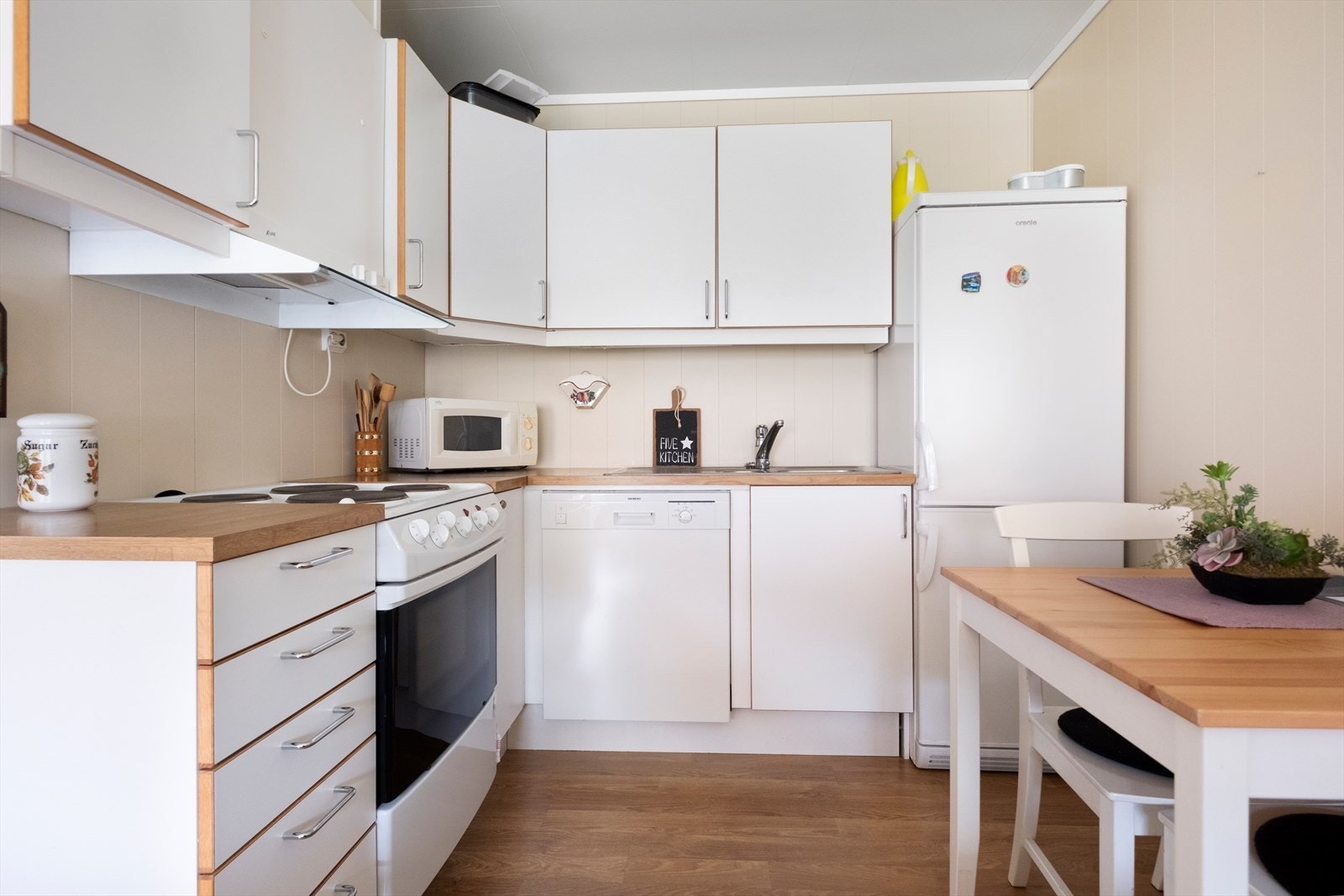 Det er mye oppbevaringplass på kjøkken. Galleribilde