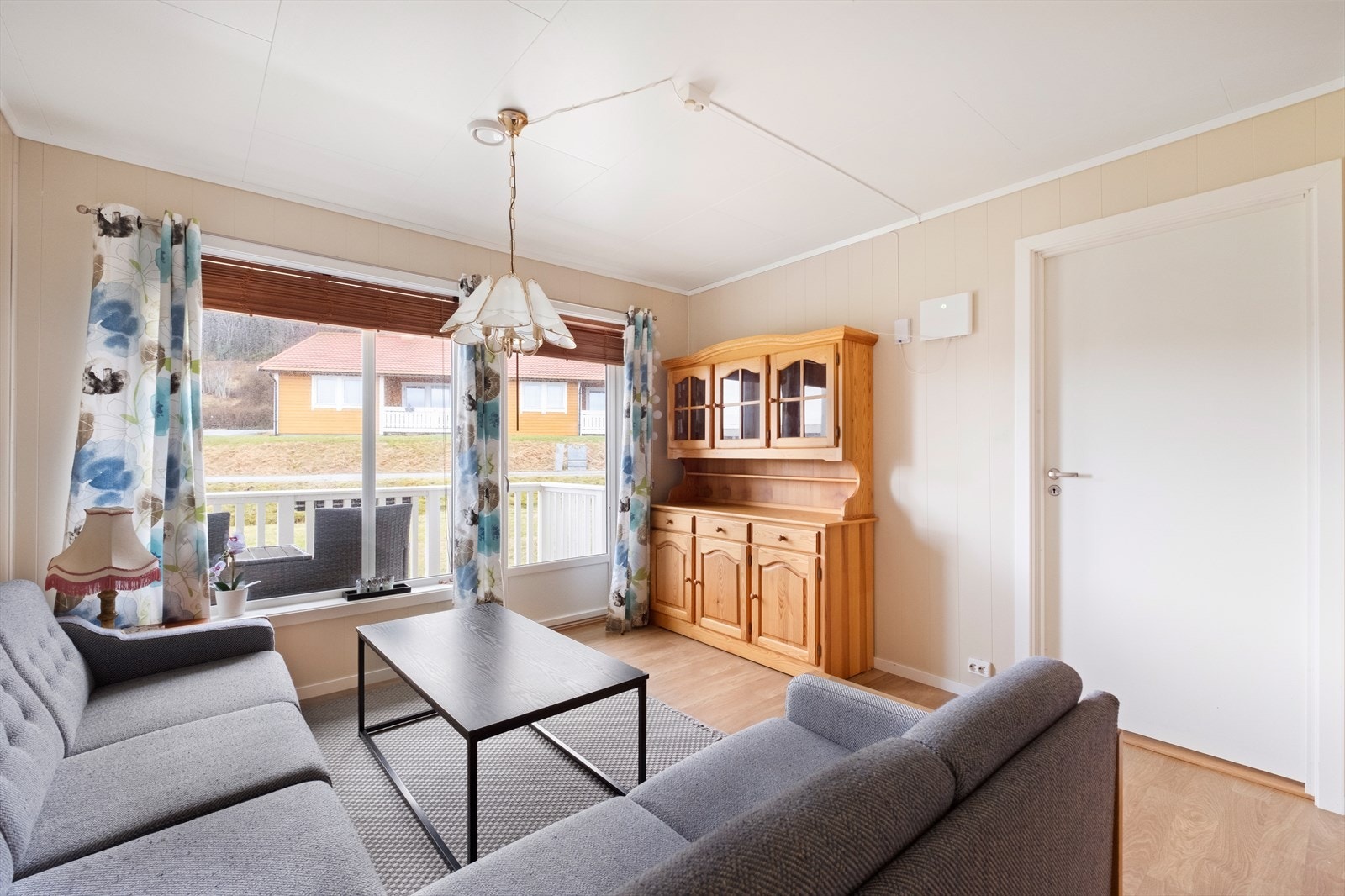 Lys og luftig stue med store vindusflater som slipper inn godt med naturlig dagslys. Galleribilde