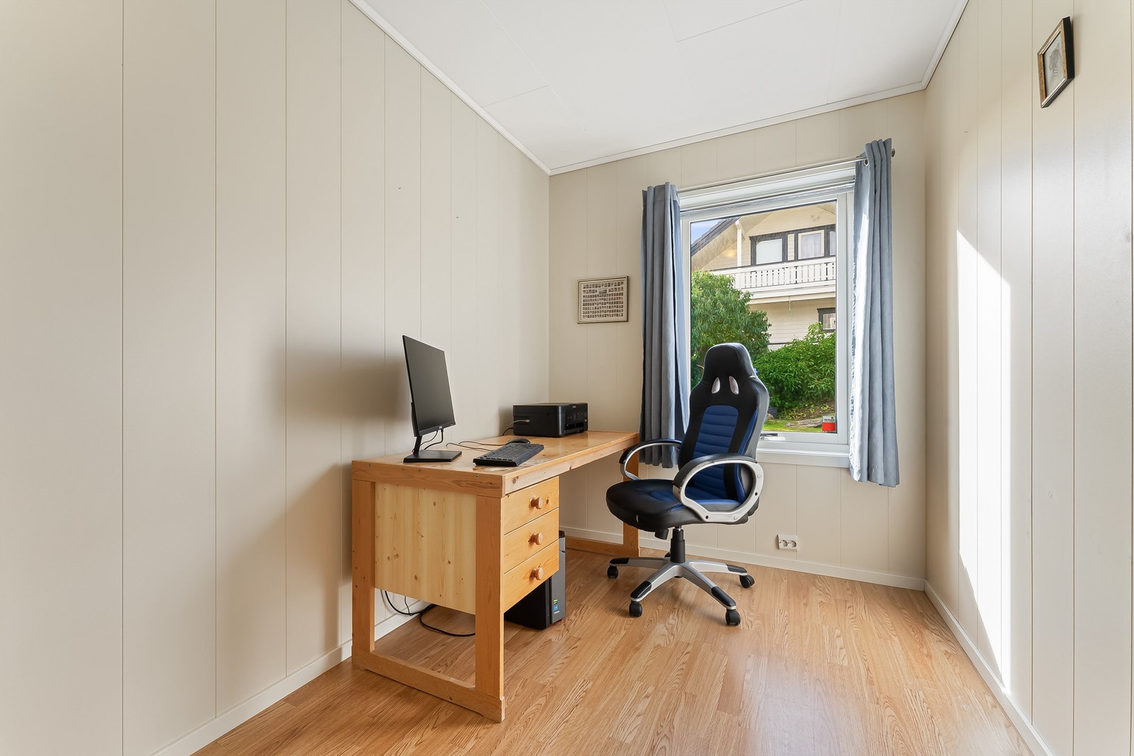 Soverom, men innredet som kontor. Galleribilde