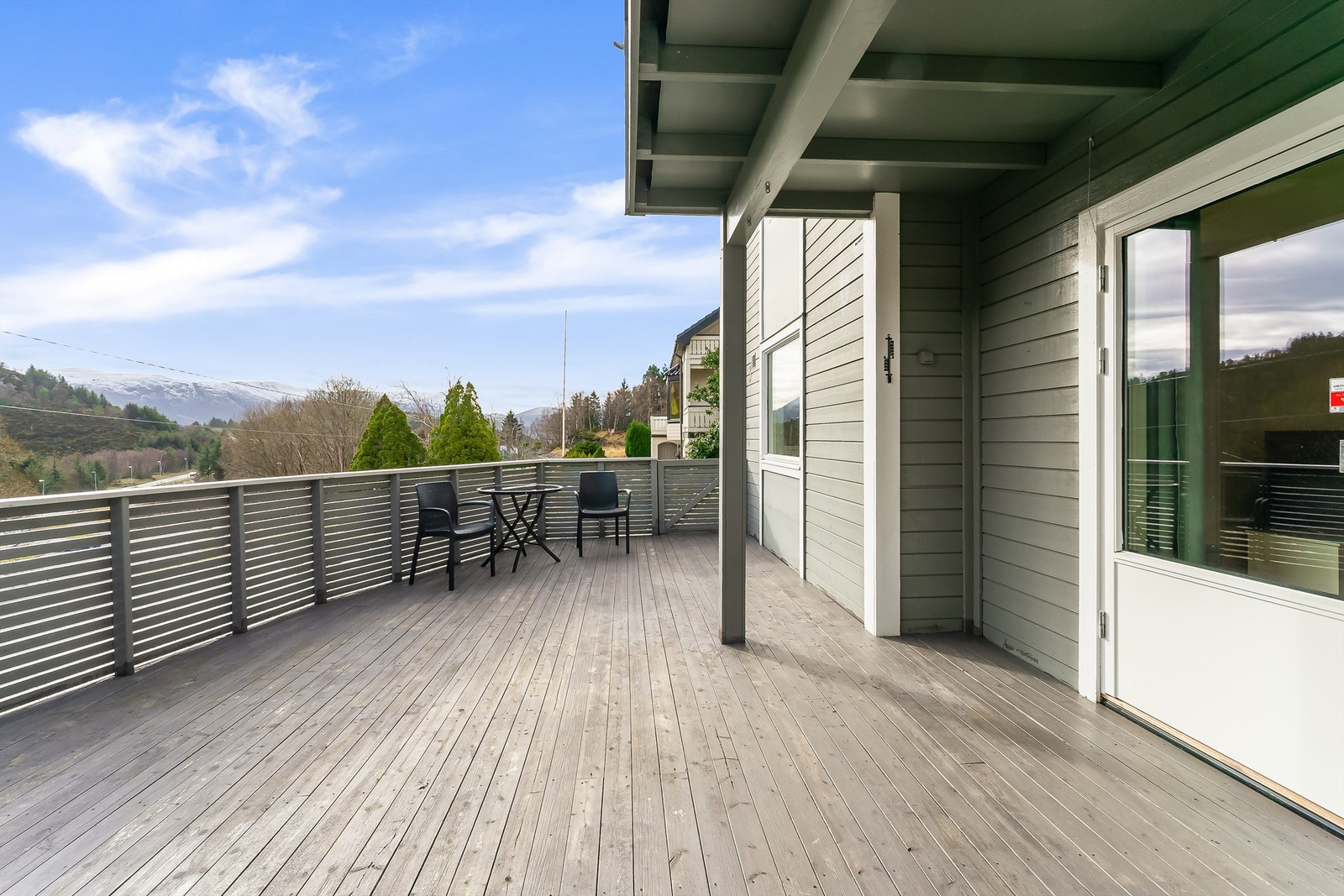 Stort terrasse/balkongareal. Galleribilde