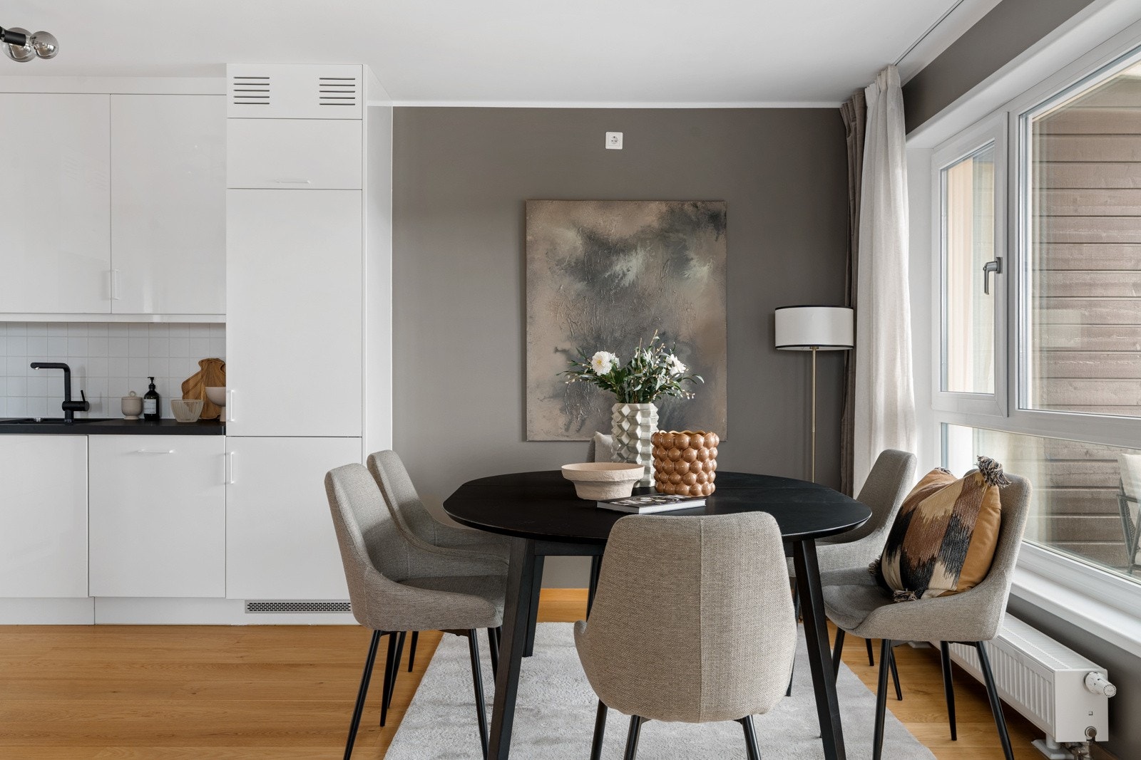 Det er god plass til spisebord for enkle måltider og hyggelige sammekomster. Galleribilde