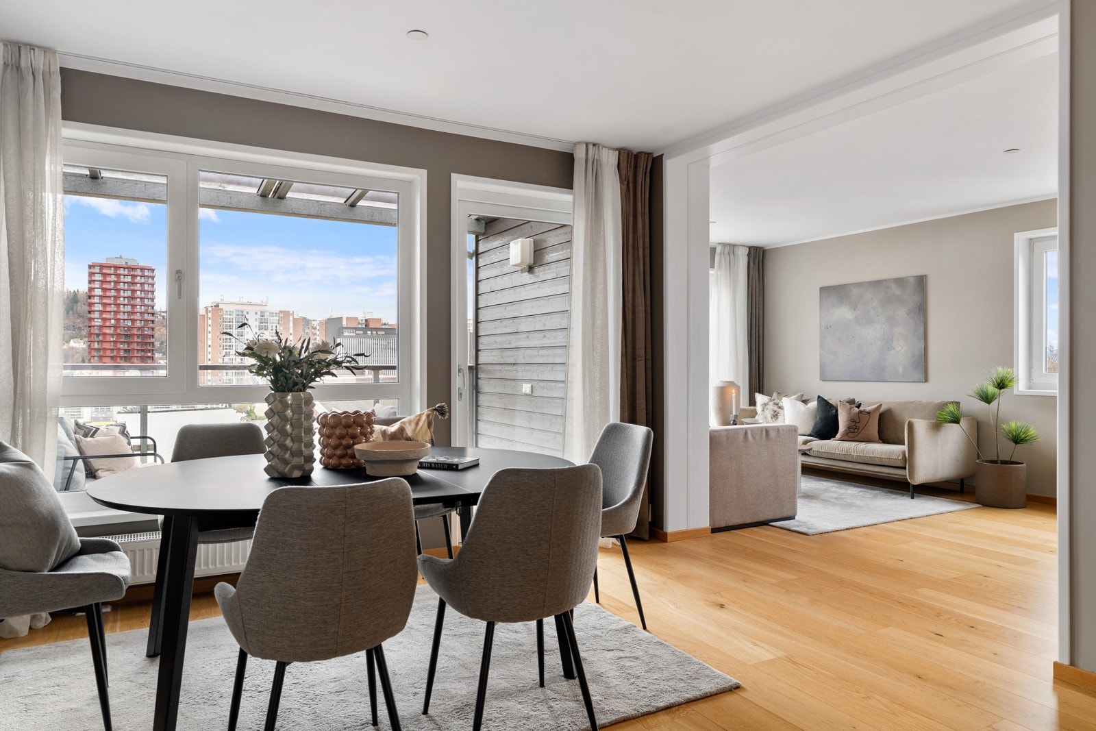 Stue og kjøkken måler til sammen gode 36,5 kvm. Galleribilde